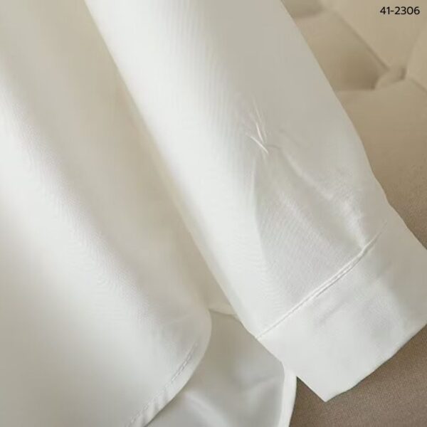 เสื้อเชิ้ตสีขาว