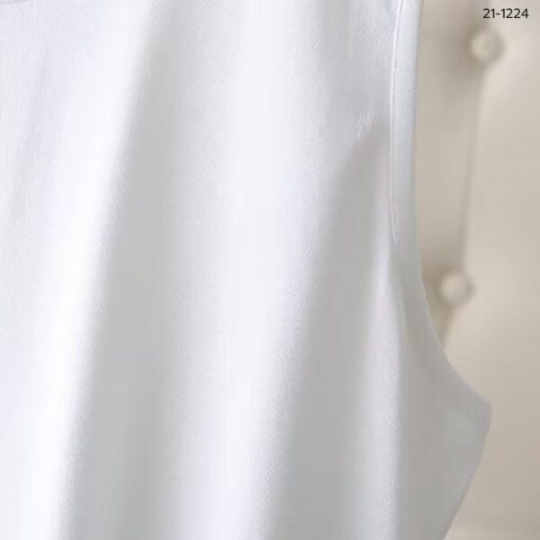 เสื้อยืดแขนกุดสีขาว