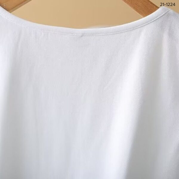 เสื้อยืดแขนกุดสีขาว