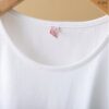 เสื้อยืดแขนกุดสีขาว