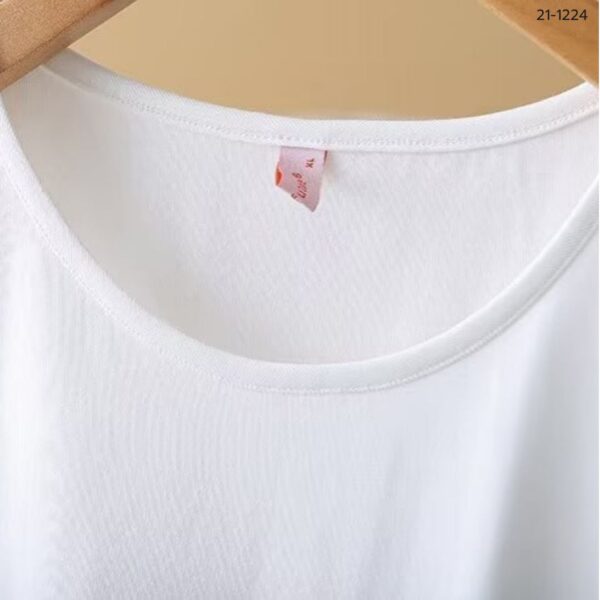 เสื้อยืดแขนกุดสีขาว