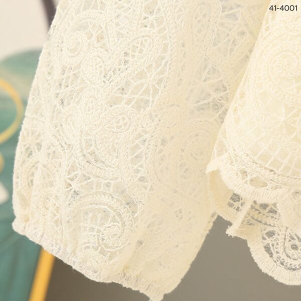 เสื้อลูกไม้คอวี