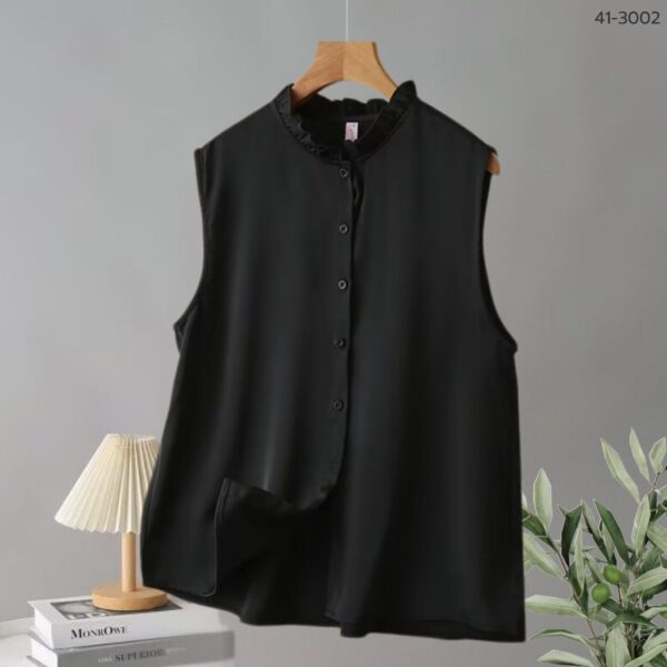 เสื้อแขนกุดสีดำคอระบาย