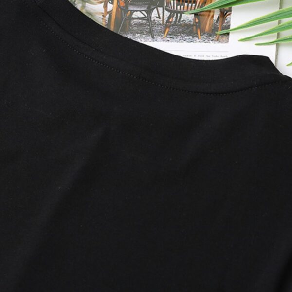 เสื้อยืดคอกลมสีดำ