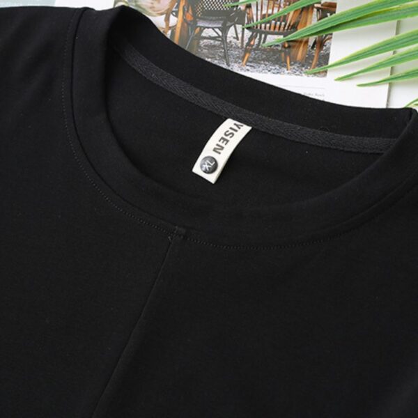เสื้อยืดคอกลมสีดำ