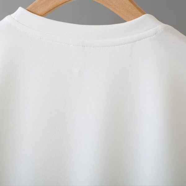 เสื้อคอกลมแต่งกระดุมเฉียง