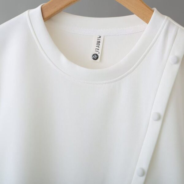 เสื้อคอกลมแต่งกระดุมเฉียง