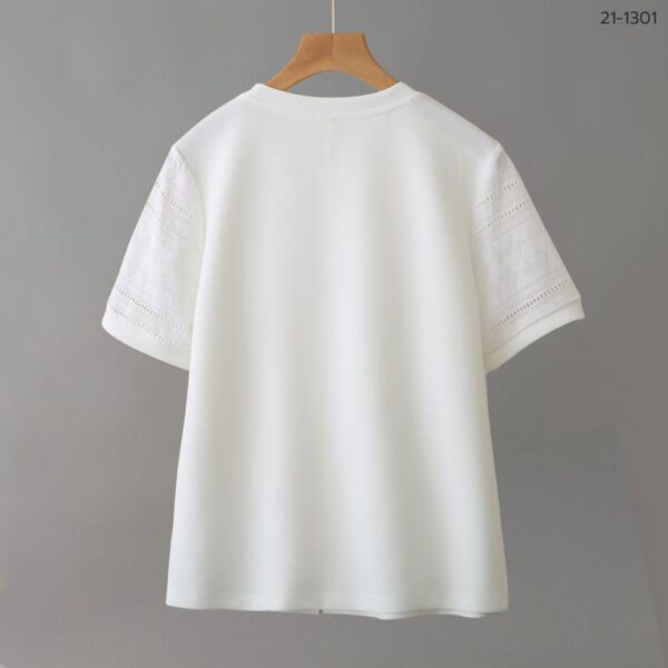 เสื้อคอกลมแต่งกระดุมเฉียง