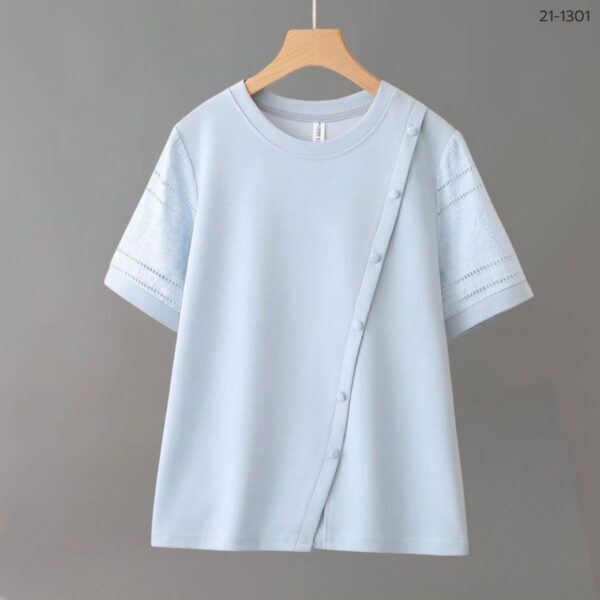 เสื้อคอกลมแต่งกระดุมเฉียง