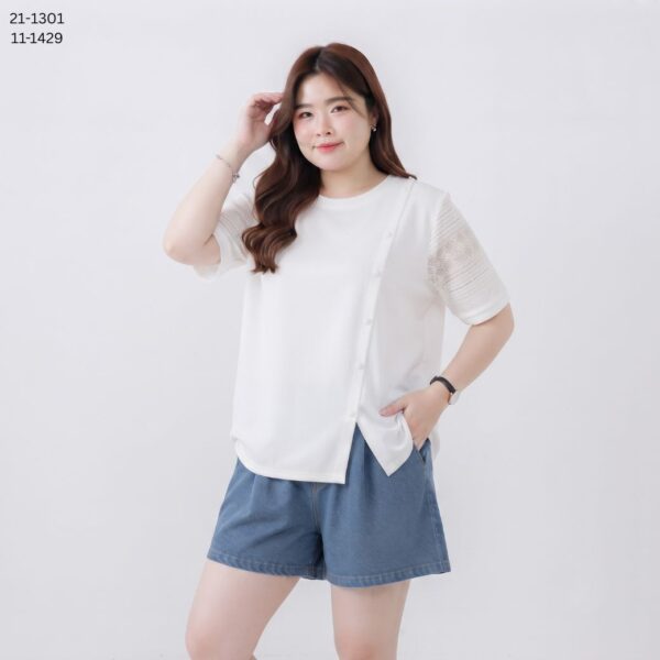 เสื้อคอกลมแต่งกระดุมเฉียง