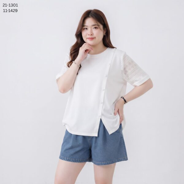 เสื้อคอกลมแต่งกระดุมเฉียง