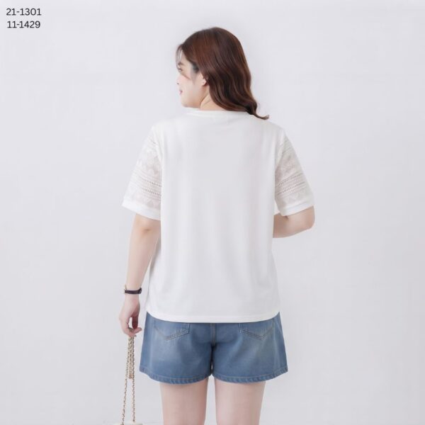 เสื้อคอกลมแต่งกระดุมเฉียง
