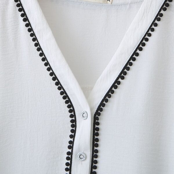 เสื้อลำลองคอวี